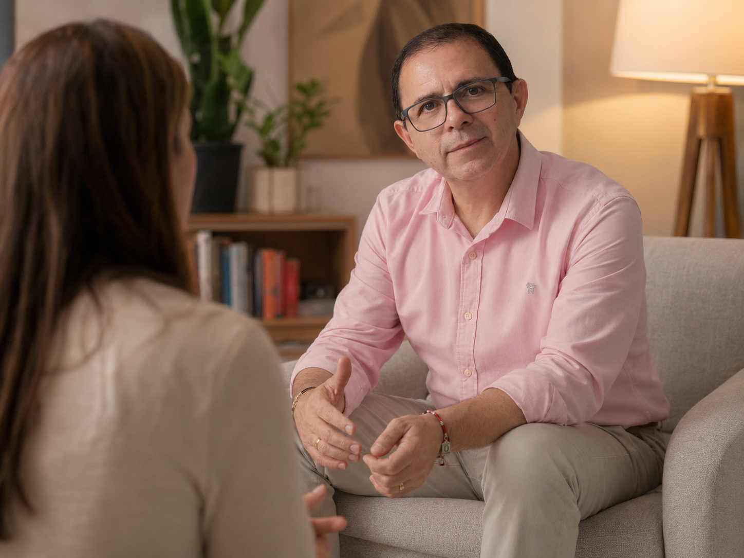 El Dr. Juan Eduardo Durán durante una conversación de escucha terapéutica